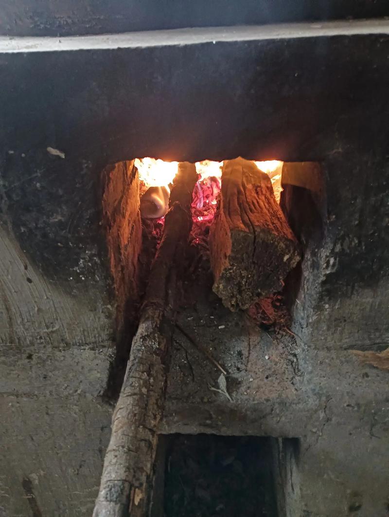 农家柴火灶 想吃好火腿肉就得加工